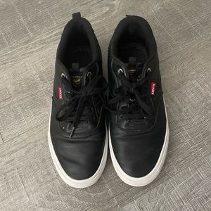 Mens size 10 Levis lace up sneakers.